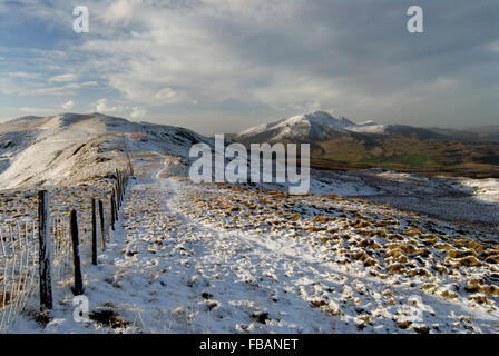 Schnee gekrönt Hügel in der Nähe von Wales, Wales UK. Ansichten rund um Cader Idris. Stockfoto