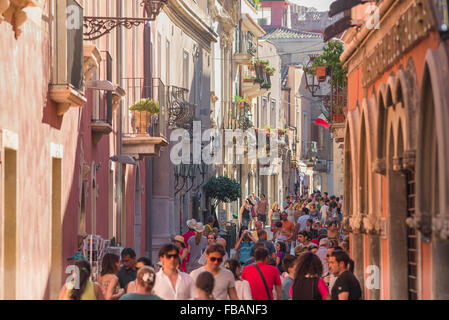 Taormina Sizilien Personen, Blick auf Touristen im Sommer wandern in den Corso Umberto I - die Hauptstraße in der Altstadt von Taormina, Sizilien. Stockfoto