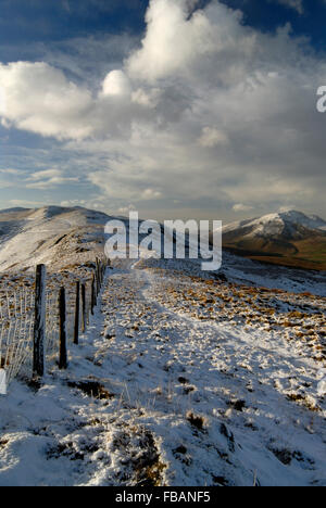 Schnee gekrönt Hügel in der Nähe von Wales, Wales UK. Ansichten rund um Cader Idris. Stockfoto