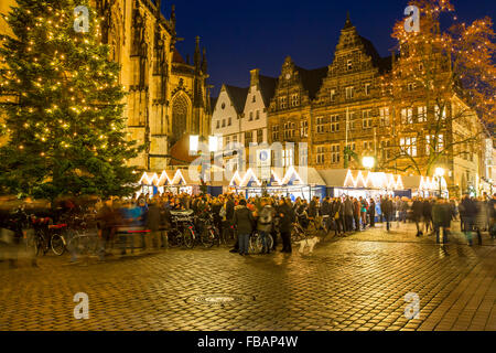 Weihnachtsmarkt in der Altstadt, Innenstadt, Münster, Westfalen, Deutschland, Lamberti-Kirchplatz Stockfoto