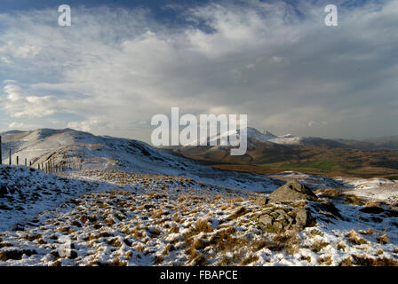 Schnee gekrönt Hügel in der Nähe von Wales, Wales UK. Ansichten rund um Cader Idris. Stockfoto