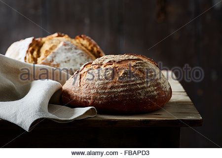 Handwerker, gebackenes Brot auf dunklem Hintergrund Stockfoto