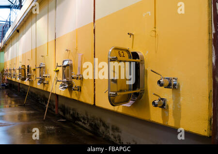 Wand im bulgarischen Weingut mit Gärung Edelstahlbehälter Stockfoto