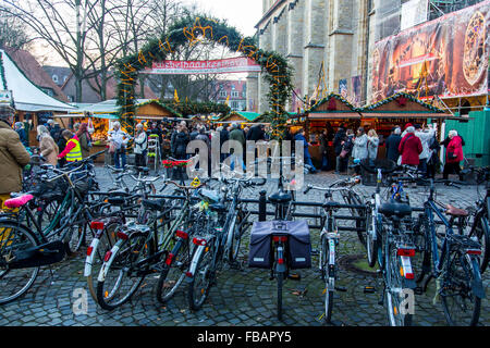 Parkplatz für Fahrräder, Weihnachtsmarkt in Münster, Deutschland Stockfoto