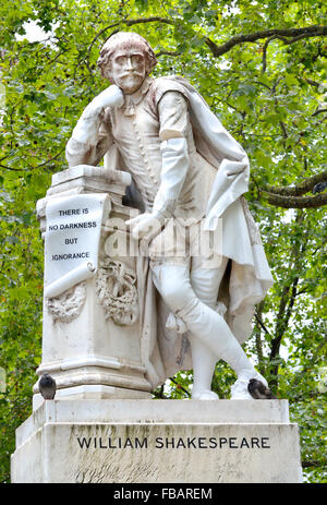 London, England, Vereinigtes Königreich. Statue: William Shakespeare (1564-1616) am Leicester Square. Kopieren von Giovanni Fontana von Peter Scheemakers Stockfoto