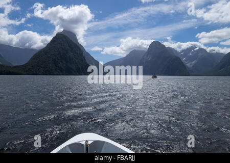 Cruisen durch Milford Sound, Neuseeland Stockfoto