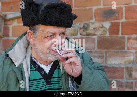 Outdoor Portrait eines bärtigen ukrainischen Bauern mit Zigarette Stockfoto