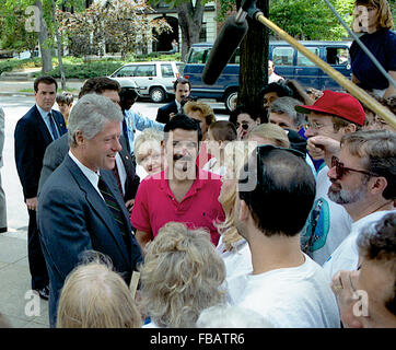 Washington, DC., 23. Mai 1993 Präsident William Jefferson Clinton Gießerei United Methodist Church für Gottesdienste. Clinton arbeitet der "Seil-Line" Händeschütteln und Gruß Gönnern.  Bildnachweis: Mark Reinstein Stockfoto