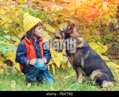 Kleines Mädchen Wandern mit Hund in die fores Stockfoto