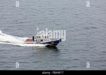 New Yorker Polizist auf Polizeiboot im Hafen von New York Stockfoto