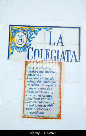 Keramik-Plakette mit Gedicht von Fray Luis de León. Belmonte, Cuenca Provinz Castilla La Mancha, Spanien. Stockfoto