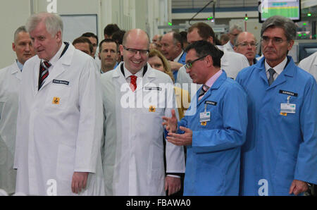 Amberg, Deutschland. 13. Januar 2015. Der Gouverneur des deutschen Staates Bayern Horst Seehofer, links, tschechische Premierminister Bohuslav Sobotka, zweiter von links und Siemens-Chef Joe Kaeser, rechts, besuchen Sie das Siemens Gerätewerk Amberg, Deutschland, am Dienstag, 13. Januar 2015. © Martin Weiser/CTK Foto/Alamy Live-Nachrichten Stockfoto