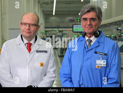 Amberg, Deutschland. 13. Januar 2015. Tschechische Premierminister Bohuslav Sobotka (links) und Siemens-Chef Joe Kaeser stellen zusammen an das Siemens Gerätewerk Amberg, Deutschland, am Dienstag, 13. Januar 2015. © Martin Weiser/CTK Foto/Alamy Live-Nachrichten Stockfoto
