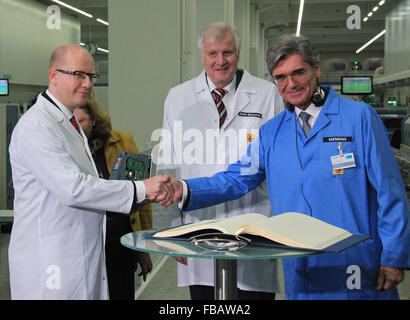 Amberg, Deutschland. 13. Januar 2015. Der tschechische Ministerpräsident Bohuslav Sobotka (links) schüttelt Hände mit Siemens-Chef Joe Kaeser zum Gouverneur des deutschen Staates Bayern Horst Seehoferat steht Zentrum bei der Siemens Gerätewerk Amberg, Deutschland, am Dienstag, 13. Januar 2015. © Martin Weiser/CTK Foto/Alamy Live-Nachrichten Stockfoto