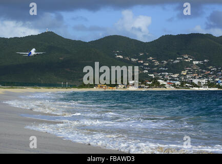 Auf der Suche nach den wunderschönen weißen Sandstrand entlang der Simpson Bay und angrenzend an Princess Juliana Airport auf Sint Maarten Stockfoto