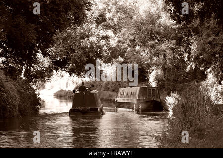 Schmale Boote auf einem britischen Kanal in Sepia Farben. Boote auf dem Kanal in die UNESCO-Stadt Bath Stockfoto