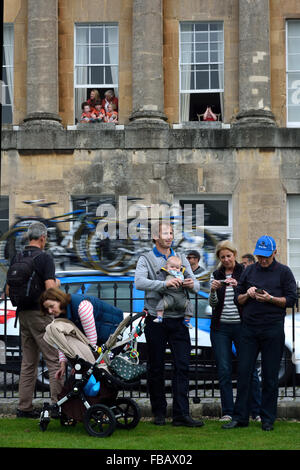 BATH, Großbritannien - 12. September 2014 4 Zuschauer bleiben, nachdem das Hauptfeld auf Stufe 6 der Tour of Britain vergangen hat. Stockfoto