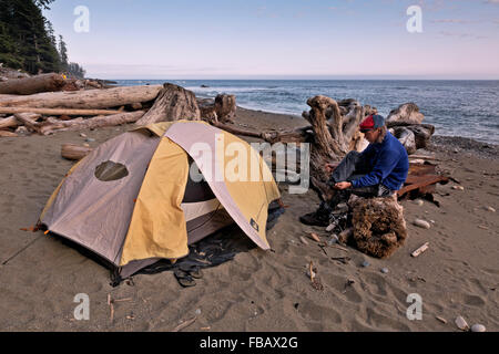 BC00425-00... BRITISH COLUMBIA - Abend am Tsocowis Creek Camp, ein beliebter Campingplatz entlang der West Coast Trail. Stockfoto