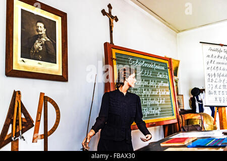 alte historische Klassenzimmer mit Frau Lehrerin, Altes Historisches Klassenzimmer Mit Lehrerin Stockfoto