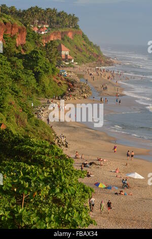 Varkala, Indien - 2. November 2015 - Pilger auf Varkala Beach, ein heiliger Ort für hindus Stockfoto