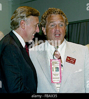 New York, NY, USA, 15. Juli 1992 Kongreßabgeordnetes Steny Hoyer (D -MD) und Maryland State Senator Thomas 'Mike' Miller teilen sich einen Moment backstage bei der Democratic National Convention im Madison Square Garden. Steny Hoyer Hamilton ist der US-Vertreter für Marylands 5. Kongreßbezirk, seit 1981. Der Bezirk umfasst eine große Schneise der ländlichen und suburbanen Gebiet südöstlich von Washington, DC. Thomas V. "Mike" Miller, Jr. ist der derzeitige Präsident der Maryland Senat Credit: Mark Reinstein Stockfoto