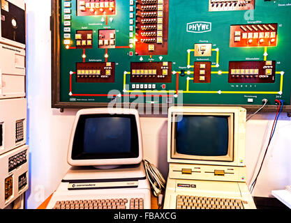 Computer veraltet, früher verwendet in der Bildung; Altmodische, Technisch Überholte Computer in Einem Schulmuseum Stockfoto