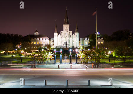 Eine Nachtaufnahme von Jackson Square und die St. Louis Kathedrale im French Quarter von New Orleans, Louisiana Stockfoto