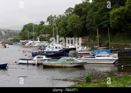 Boote vertäut im Fluss in der Nähe von Caernarfon Castle in Nordwales. Stockfoto