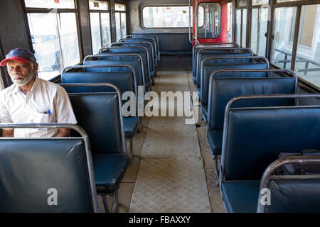 Innenraum eines öffentlichen Busses, Nuwara Eliya, Sri Lanka, Asien Stockfoto