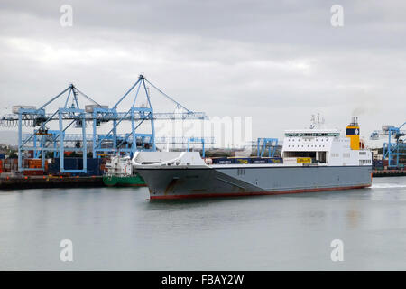 Palatin RoRo-Frachter verlassen Hafen Dublin, Irland, am 25. September 2015. Stockfoto