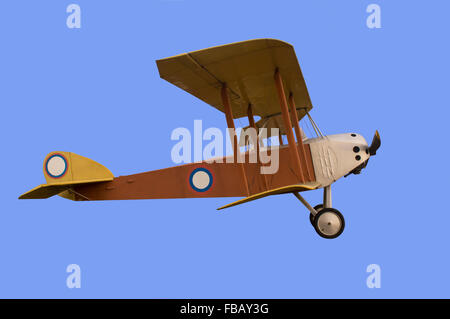 Altes Flugzeug auf blauem Hintergrund isoliert Stockfoto