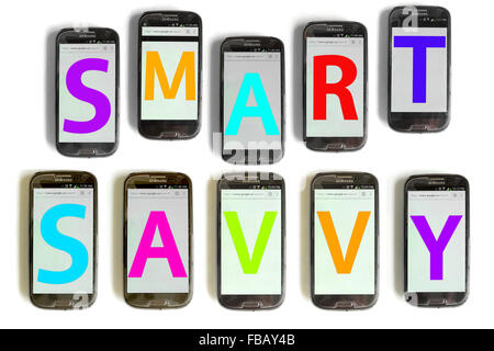 Intelligente versierte ausgeschrieben auf Handy-Bildschirme vor weißem Hintergrund fotografiert. Stockfoto