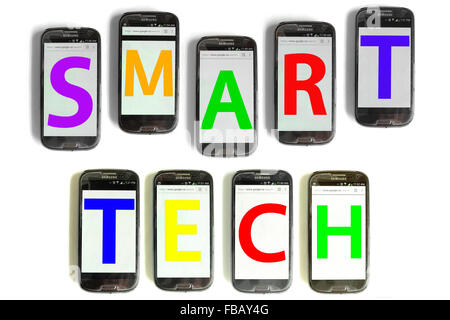 Smart Tech ausgeschrieben auf Handy-Bildschirme vor weißem Hintergrund fotografiert. Stockfoto