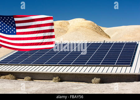 Solar-Panels unter Badland Landschaft im Death Valley, die den niedrigsten, heißesten und trockensten Ort in den USA, mit einer durchschnittlichen annu Stockfoto