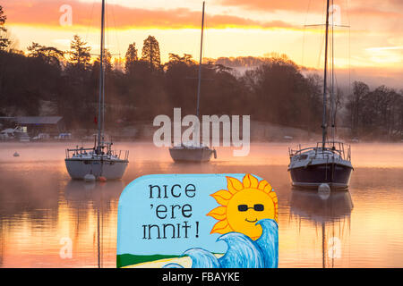 Sonnenaufgang über Segelboote am Lake Windermere in Ambleside, Lake District, Großbritannien. Stockfoto