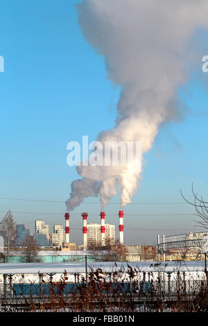 Wärmekraftwerk mit Rauch aus den Schornsteinen Stockfoto