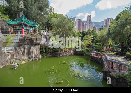 Blick auf Teich und Square-Pavillon auf der Sik Sik Yuen Wong Tai Sin Temple in Hong Kong, China. Stockfoto