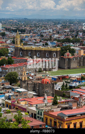 Convento Franciscano de San Gabriel Arcangel in Cholula, Mexiko. Mexikos älteste römisch-katholische Kirche stammt aus dem Jahre 1549. Stockfoto