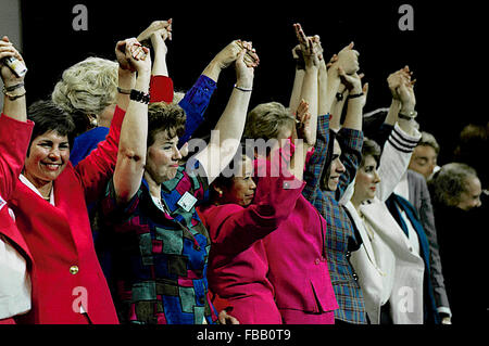 New York, NY, USA, 14. Juli 1992 Mitglieder des demokratischen Womens Caucus auf der Bühne bei der Democratic National Convention im Madison Square Garden.  Bildnachweis: Mark Reinstein Stockfoto