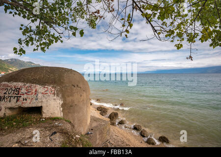 Bunker gebaut unter kommunistischen Diktators Hoxha am Ohrid-See, mazedonischen Ufer in Ferne, in der Nähe von Pogradec, Albanien Stockfoto