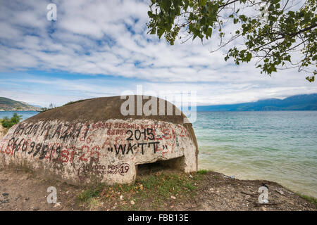 Bunker gebaut unter kommunistischen Diktators Hoxha am Ohrid-See, mazedonischen Ufer in Ferne, in der Nähe von Pogradec, Albanien Stockfoto