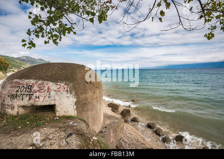 Bunker gebaut unter kommunistischen Diktators Hoxha am Ohrid-See, mazedonischen Ufer in Ferne, in der Nähe von Pogradec, Albanien Stockfoto