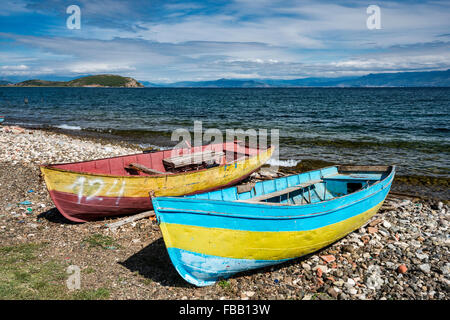 Boote am See Ohrid, Stadt Ohrid, Mazedonien in der Ferne, in der Nähe von Pogradec, Albanien Stockfoto