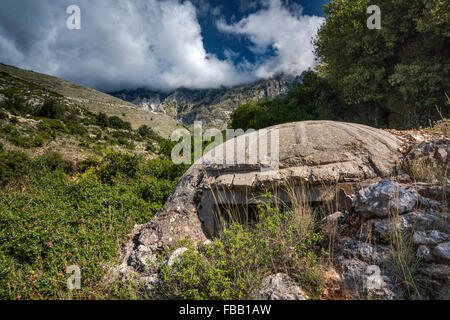 Bunker gebaut unter kommunistischen Diktators Hoxha, Cikes massiv, albanische Riviera, in der Nähe von Dhermi (Dhermiu), Albanien Stockfoto