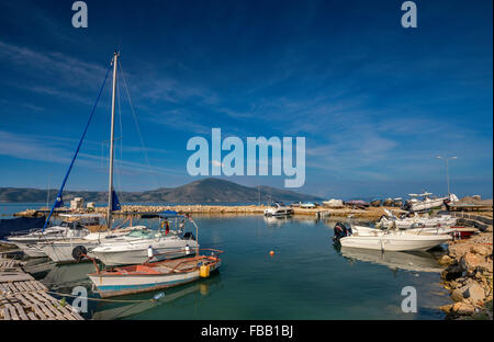 Boote im Hafen, Bucht von Vlora, Adria, Karaburun Halbinsel massiv in Ferne, in der Nähe von Vlora (Vlore), Albanien Stockfoto