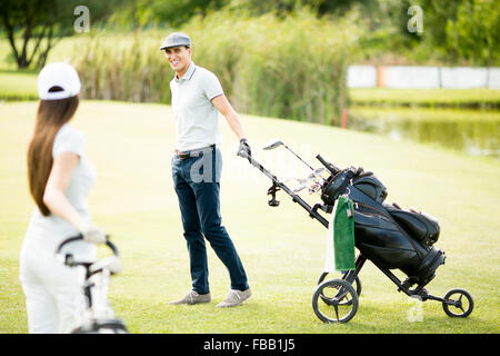 Junges Paar am Golfplatz Stockfoto