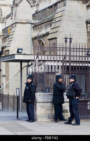 Polizisten bewachen den Houses of parliament Stockfoto