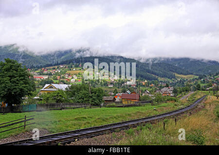 Schöne Aussicht von Vorokhta Dorf in Karpaten, Ukraine Stockfoto