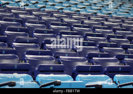 Blaue Leere Plätze im Stadion Stockfoto