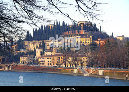 Blick auf das Castel San Pietro und Adige Fluß in Verona, Italien Stockfoto